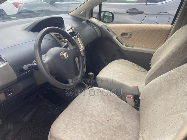 Toyota Vitz 2010 Silver