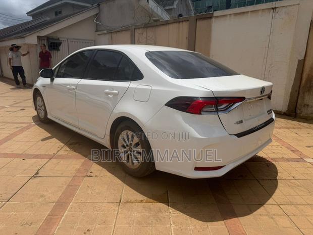 Toyota Corolla Hybrid XLE 2024 White