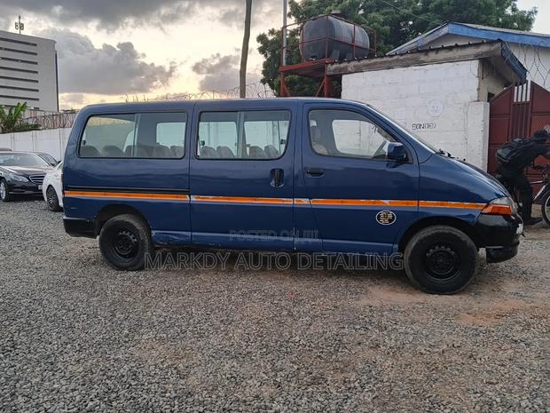 Toyota HiAce 2010 Blue