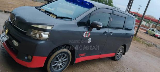 Toyota Voxy 2011