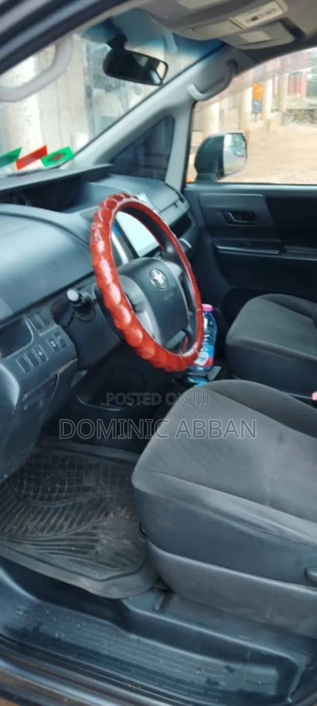 Toyota Voxy 2011