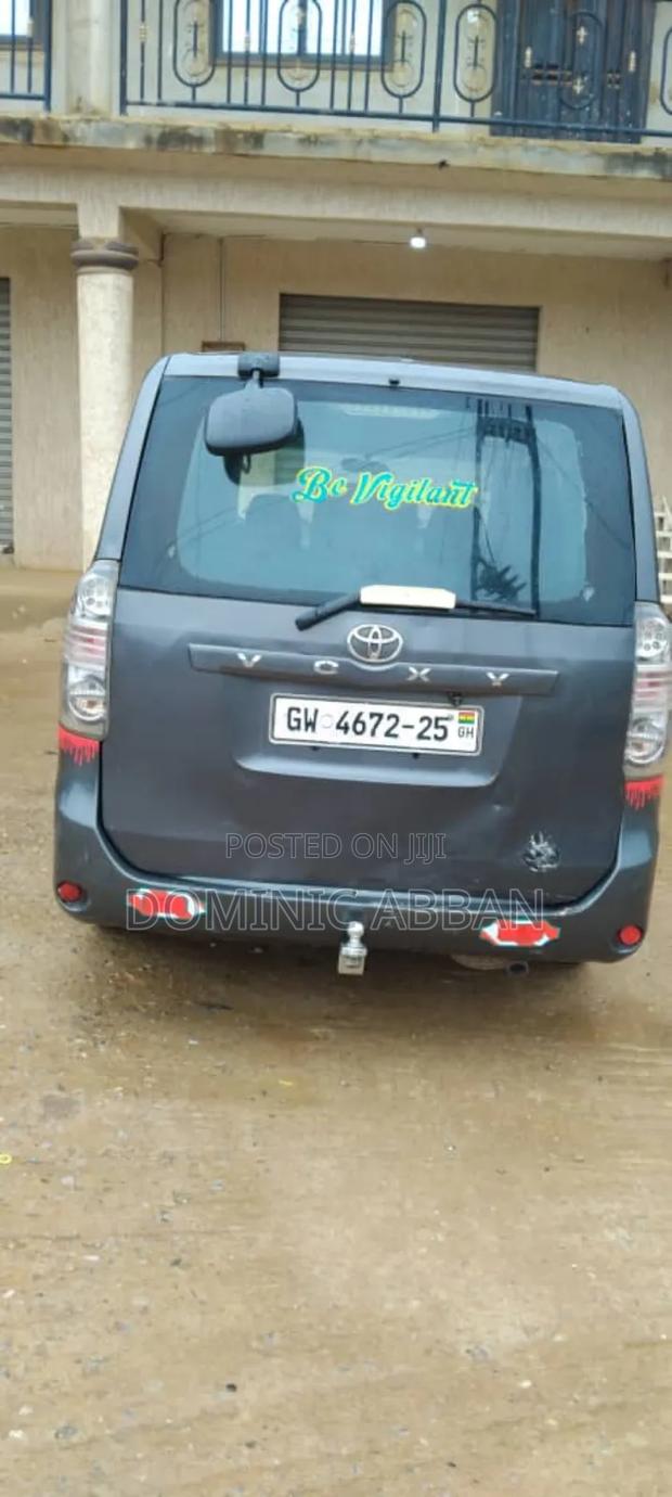Toyota Voxy 2011
