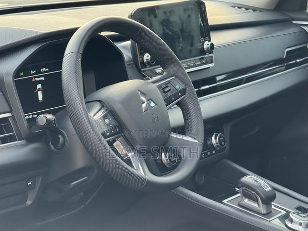 Mitsubishi Outlander SE 2023 Silver