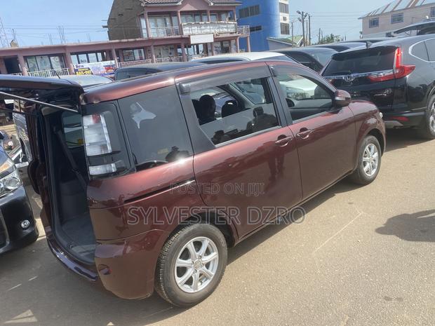 Toyota Sienta 2013 Brown