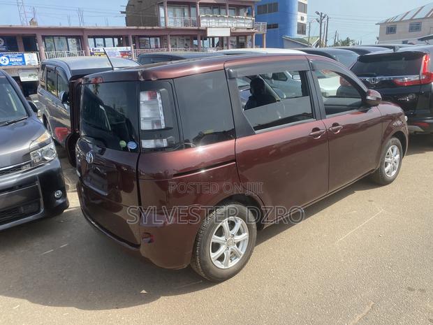 Toyota Sienta 2013 Brown
