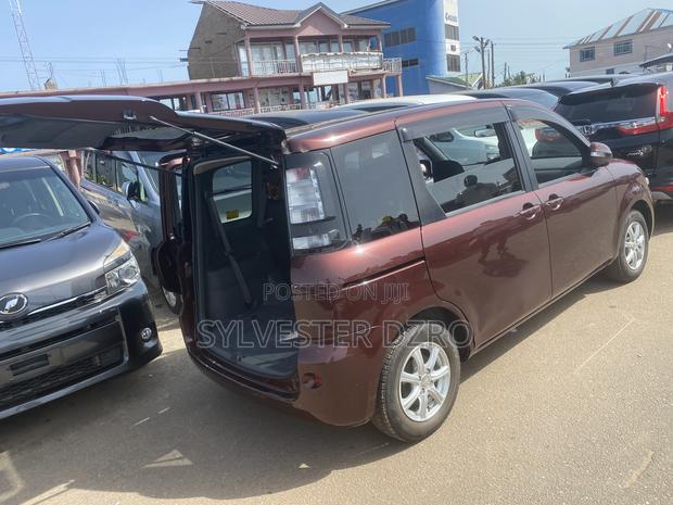 Toyota Sienta 2013 Brown