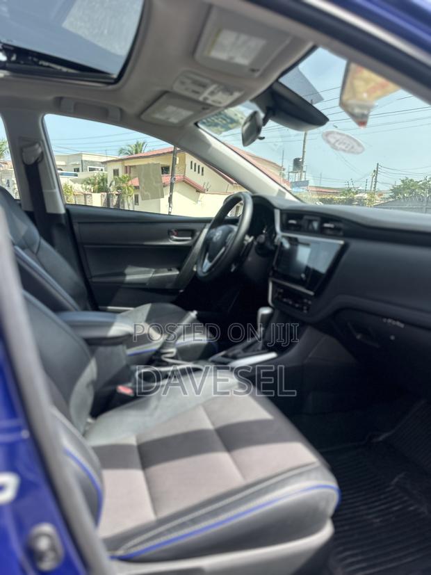 Toyota Corolla SE (1.8L 4cyl 2A) 2018 Blue