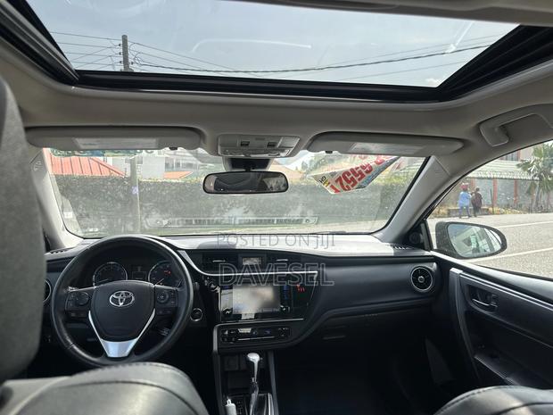 Toyota Corolla SE (1.8L 4cyl 2A) 2018 Blue