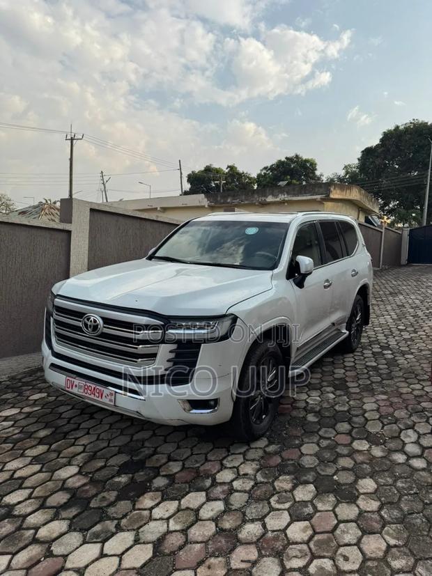 Toyota Land Cruiser LC300 2024 White