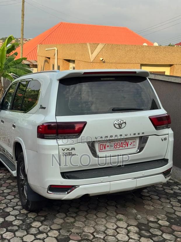 Toyota Land Cruiser LC300 2024 White