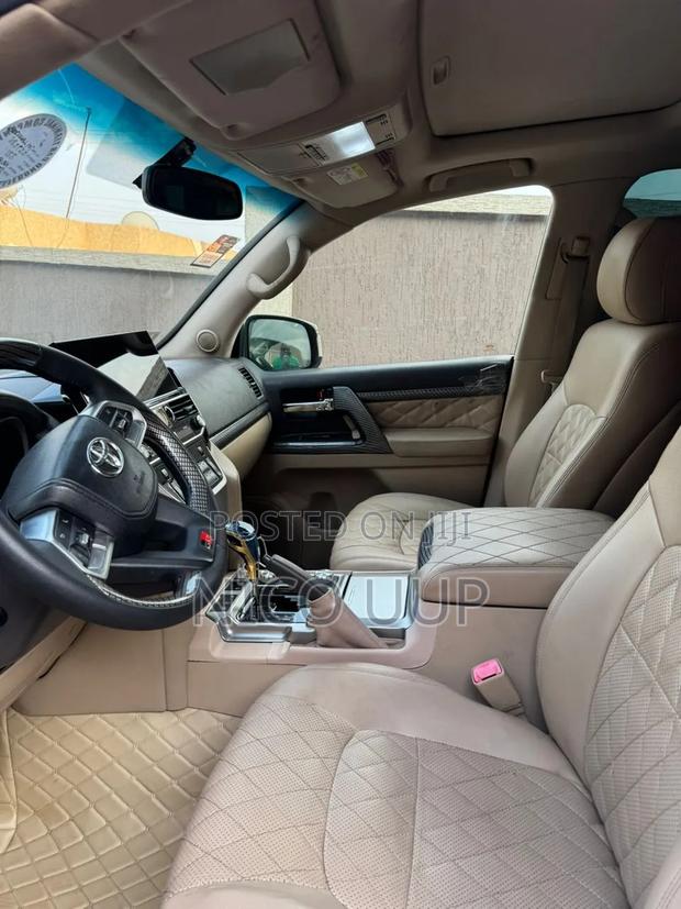 Toyota Land Cruiser LC300 2024 White