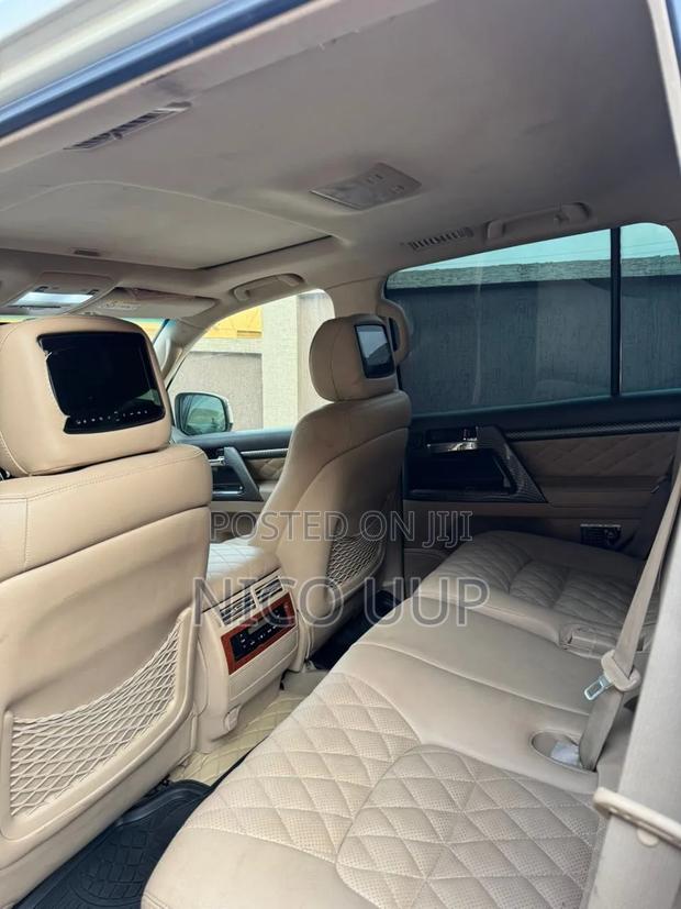 Toyota Land Cruiser LC300 2024 White