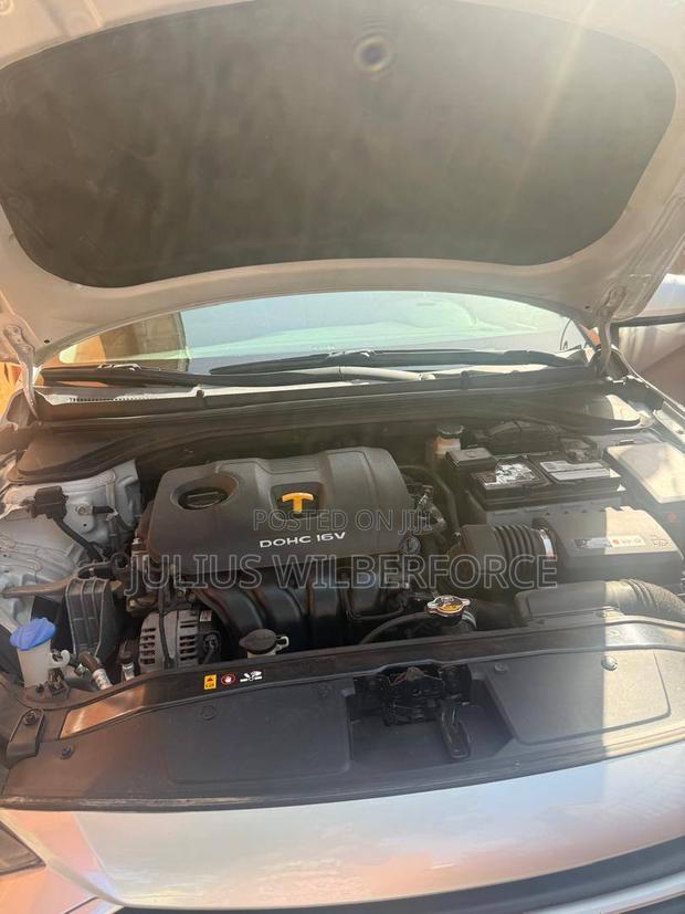 Hyundai Elantra 2018 Silver