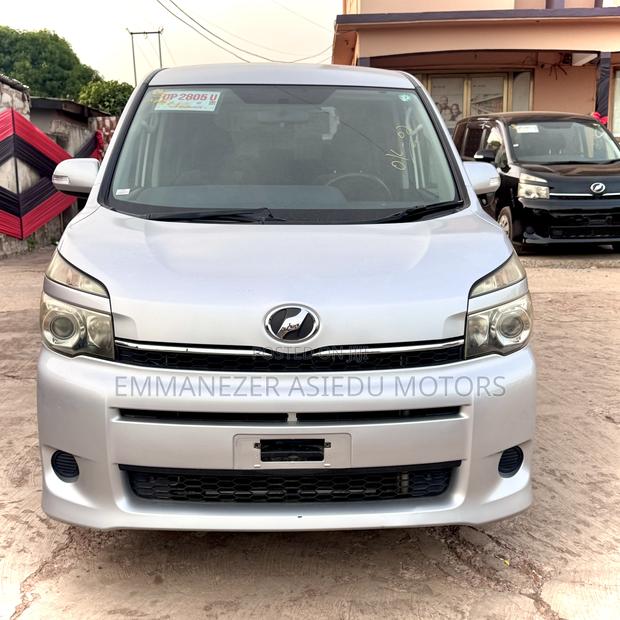 Toyota Voxy 2012 Silver