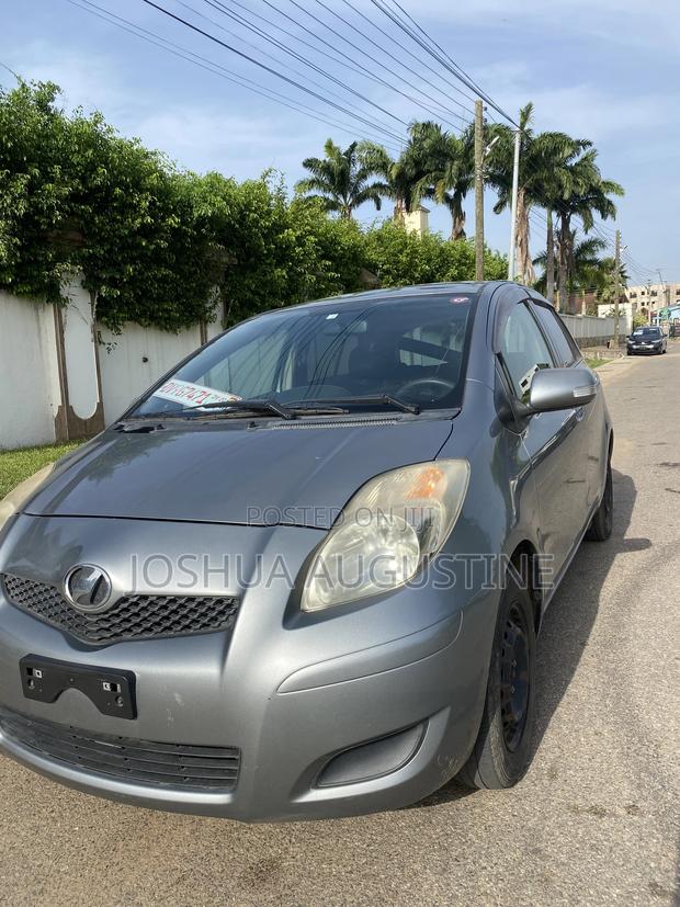 Toyota Vitz 2010 Silver