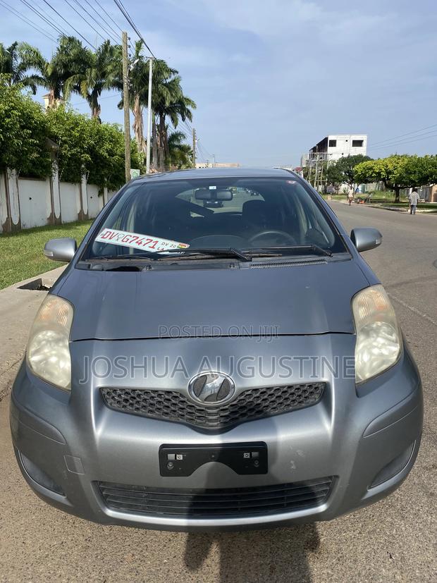 Toyota Vitz 2010 Silver