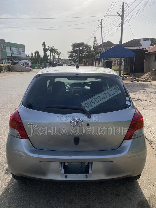 Toyota Vitz 2010 Silver