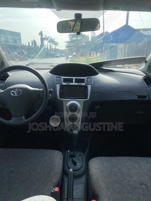 Toyota Vitz 2010 Silver