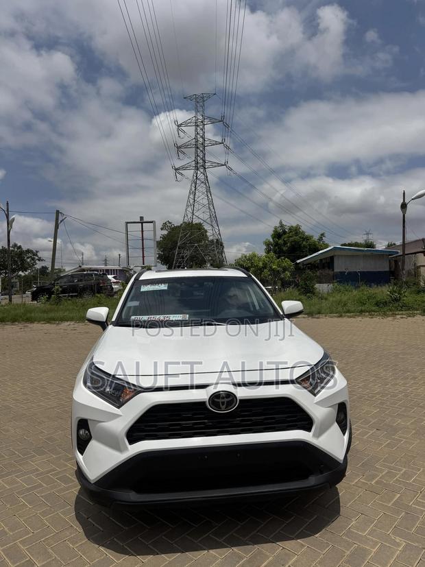 Toyota RAV4 XLE AWD 2019 White