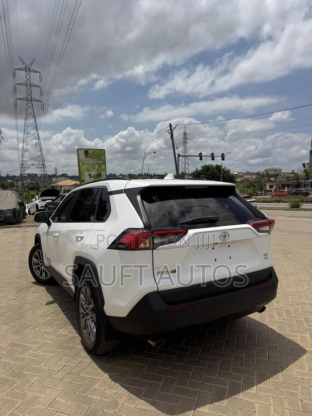 Toyota RAV4 XLE AWD 2019 White