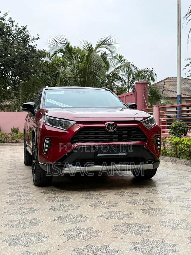 Toyota RAV4 XLE 2021 Burgundy
