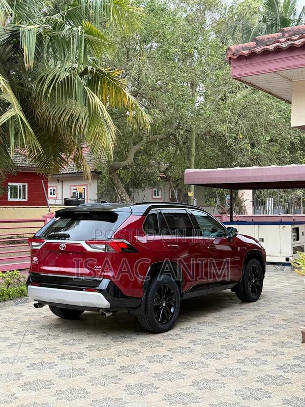 Toyota RAV4 XLE 2021 Burgundy