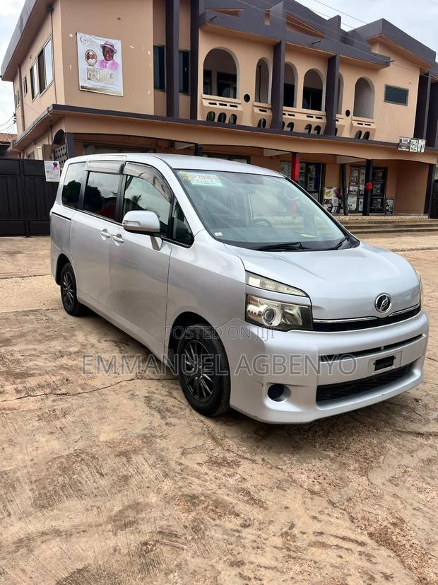 Toyota Voxy 2012 Silver