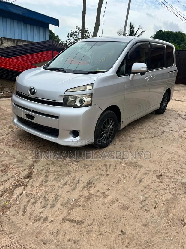 Toyota Voxy 2012 Silver