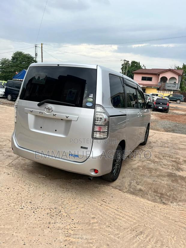 Toyota Voxy 2012 Silver