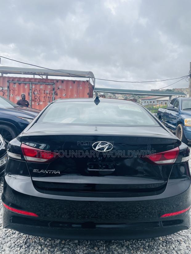 Hyundai Elantra SE Sedan FWD (2.0L 4cyl 6M) 2017 Black