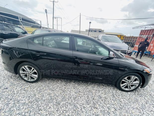 Hyundai Elantra SE Sedan FWD (2.0L 4cyl 6M) 2017 Black