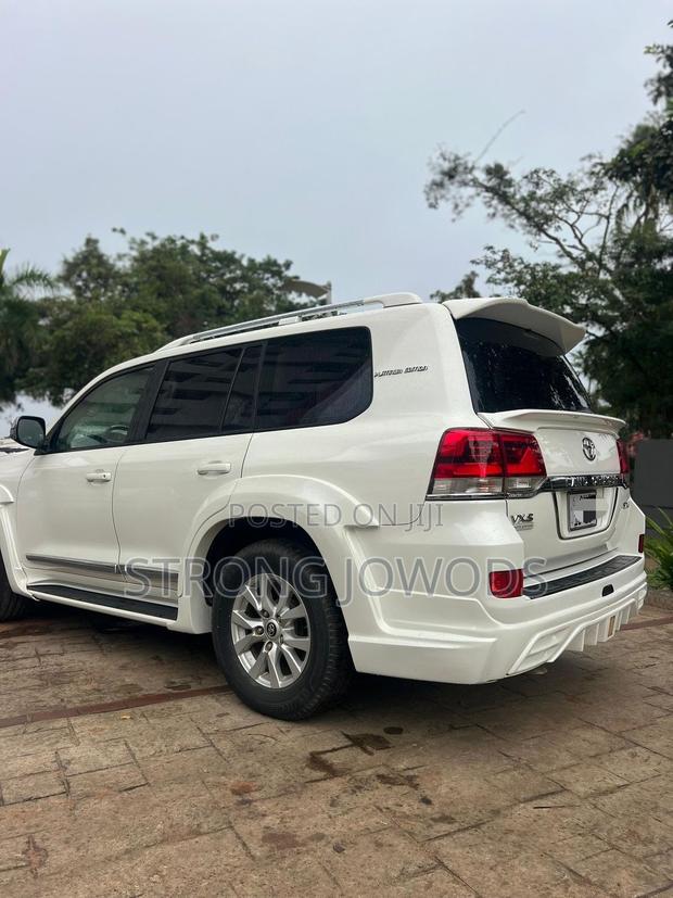Toyota Land Cruiser 5.7 V8 VX-S 2018 White