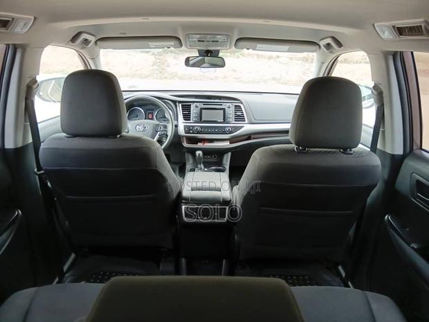 Toyota Highlander LE 2019 Brown