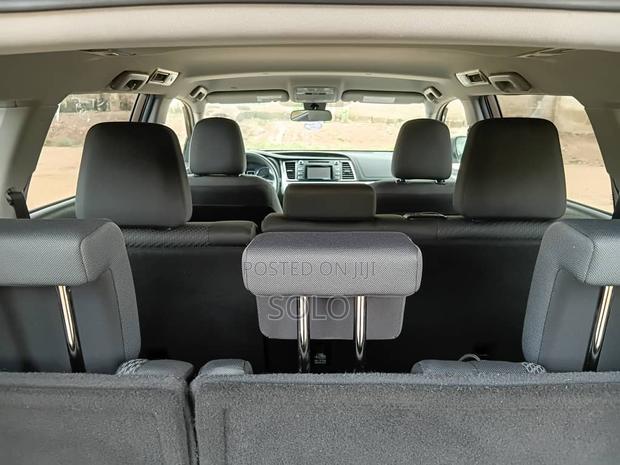Toyota Highlander LE 2019 Brown