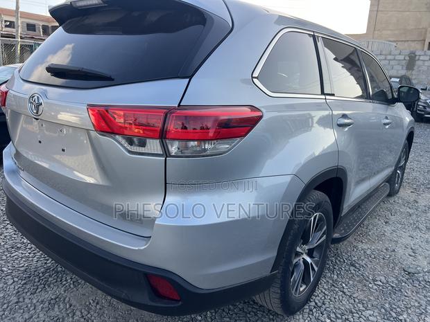 Toyota Highlander LE Plus 2019 Silver