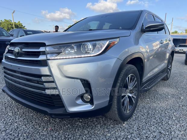 Toyota Highlander LE Plus 2019 Silver