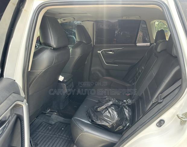 Toyota RAV4 XLE AWD 2019 White
