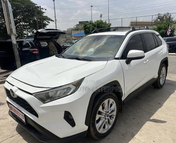 Toyota RAV4 XLE AWD 2019 White
