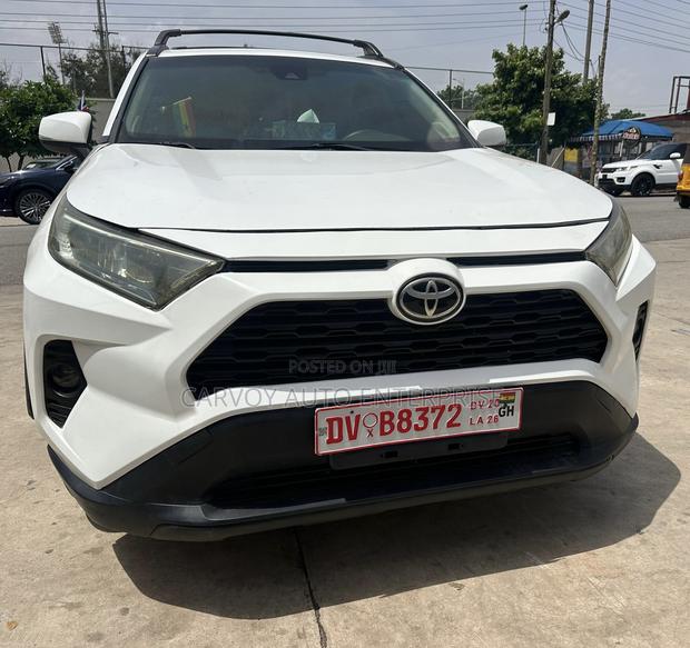Toyota RAV4 XLE AWD 2019 White