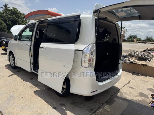 Toyota Voxy 2012 White
