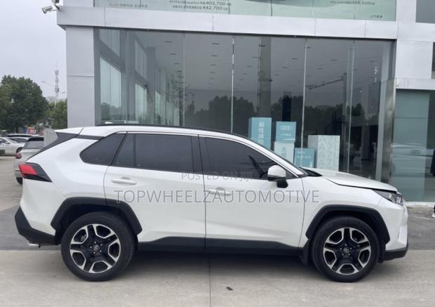 Toyota RAV4 2021 White