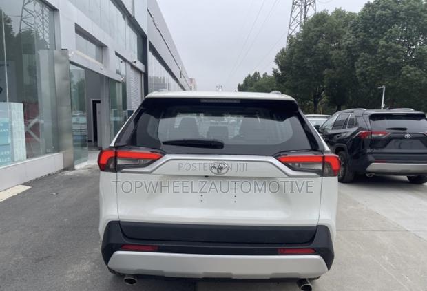 Toyota RAV4 2021 White