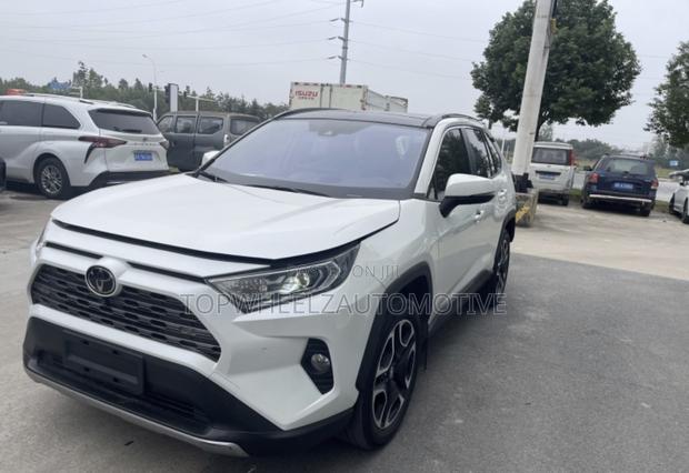 Toyota RAV4 2021 White