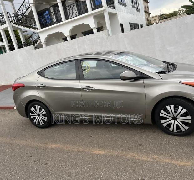 Hyundai Elantra Limited Sedan FWD (1.8L 4cyl 6A) 2013 Gold