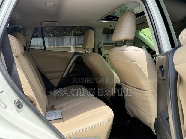 Toyota RAV4 XLE 4dr SUV (2.5L 4cyl 6A) 2015 White