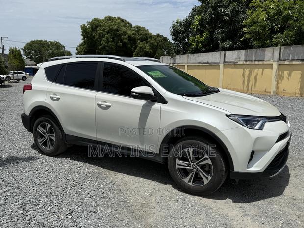 Toyota RAV4 XLE 4dr SUV (2.5L 4cyl 6A) 2015 White