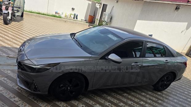 Hyundai Elantra SE 2022 Brown