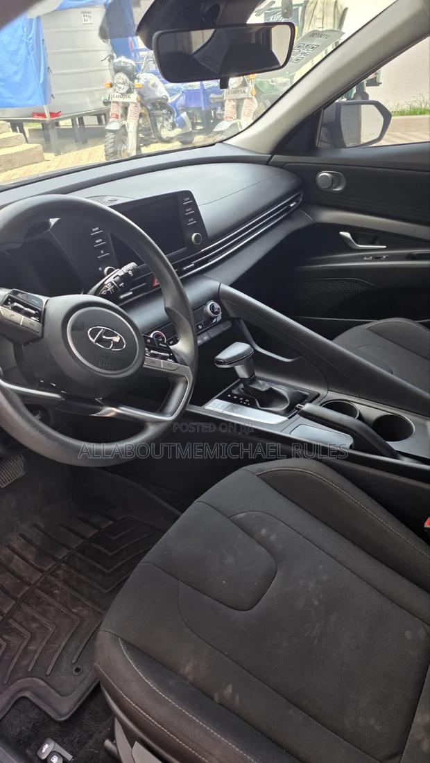 Hyundai Elantra SE 2022 Brown