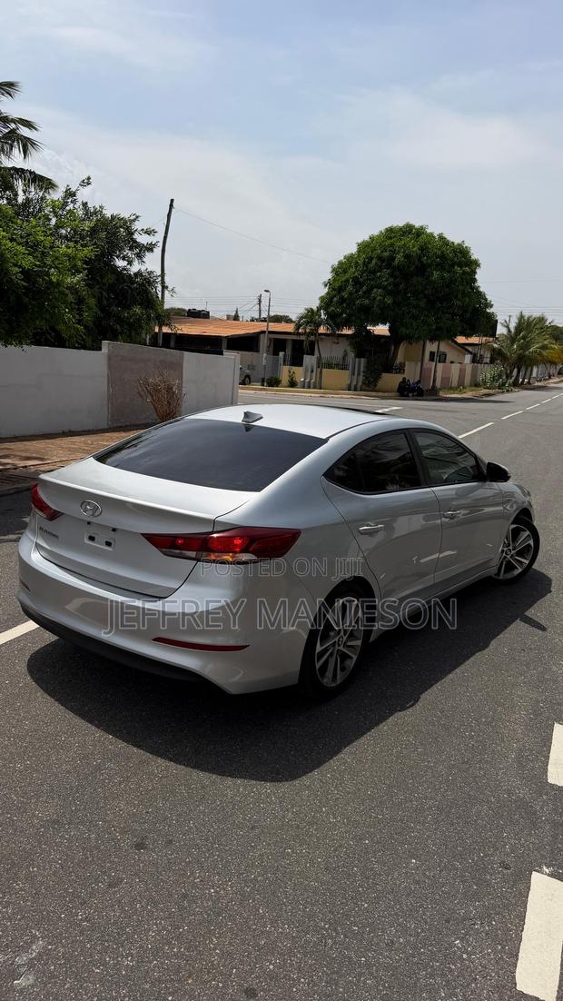Hyundai Elantra 2018 Silver