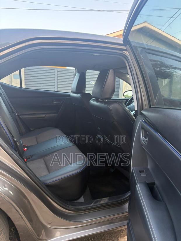 Toyota Corolla SE (1.8L 4cyl 6M) 2018 Brown